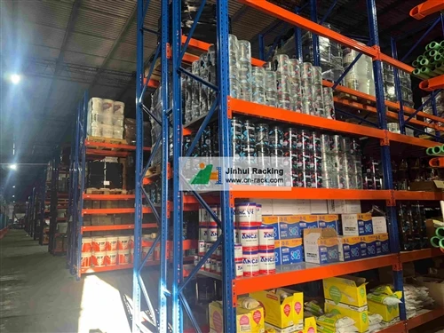 ¿Cómo varía el precio de las estanterías con el tiempo?